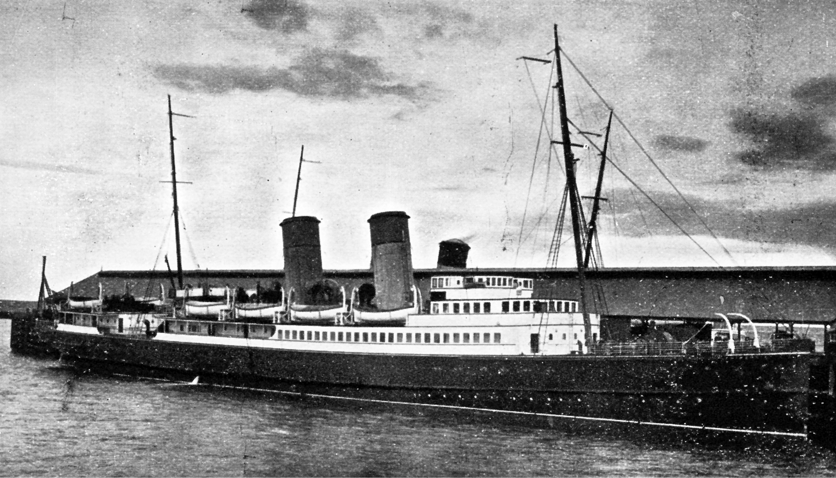 Photo of INCOMING MAIL BOAT AT DUN LAOGHAIRE PIER, DUBLIN