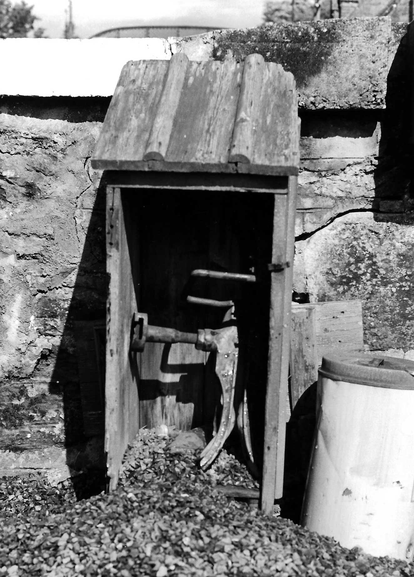 Manson system lineside collector/deliverer cabinet Photo showing Manson system lineside collector/deliverer cabinet